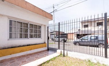 Casa 4 amb con jardín y quincho - Deheza 3700