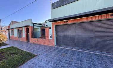 CASA EN VENTA EN PEHUAJO CON GARAGE Y QUINCHO