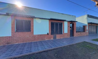 CASA EN VENTA EN PEHUAJO CON GARAGE Y QUINCHO