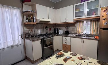 CASA EN VENTA EN PEHUAJO CON GARAGE Y QUINCHO