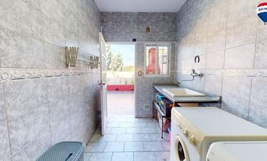 Casa de 3 amb, con Local y galpon 11 cocheras