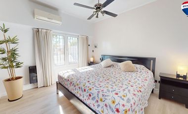 Casa de 3 amb, con Local y galpon 11 cocheras