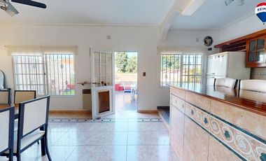 Casa de 3 amb, con Local y galpon 11 cocheras