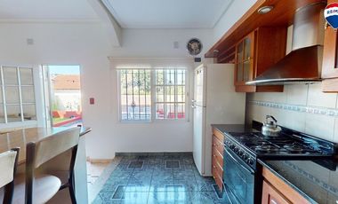 Casa de 3 amb, con Local y galpon 11 cocheras