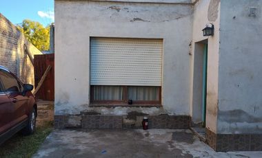 En Venta Casa Pequeña con Galpón