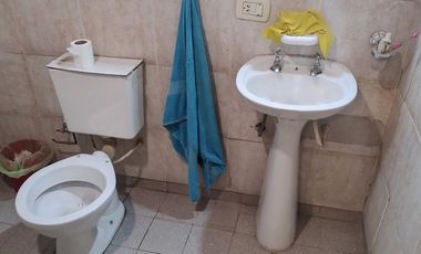 En Venta Casa Pequeña con Galpón