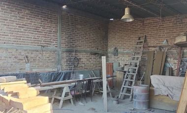 En Venta Casa Pequeña con Galpón