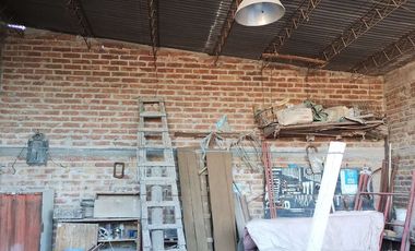 En Venta Casa Pequeña con Galpón