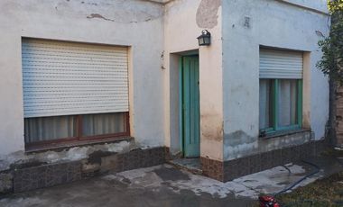 En Venta Casa Pequeña con Galpón