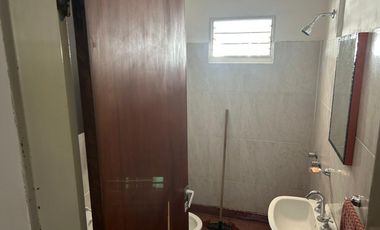 CASA 3 DORMITORIOS CON COCHERA,PATIO, TALLERES SUD