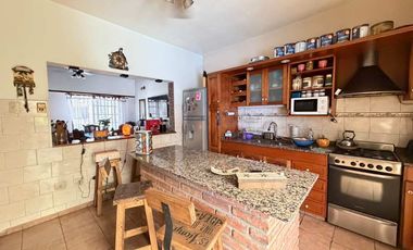 Casa PH en venta en Remedios de Escalada Oeste