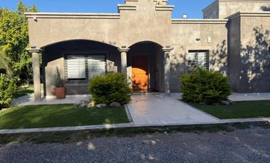 CASA DE 3 DORMITORIOS. CON PILETA. CHIMBAS