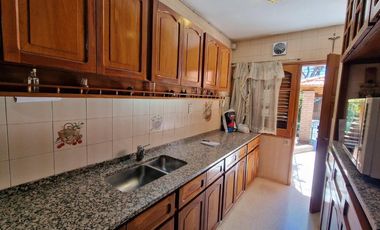 VENTA CASA 4 DORMITORIOS APTA CREDITO EN CAPITAL