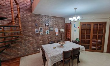 VENTA CASA 4 DORMITORIOS APTA CREDITO EN CAPITAL