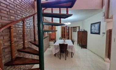 VENTA CASA 4 DORMITORIOS APTA CREDITO EN CAPITAL