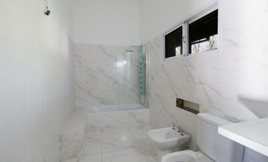 CASA  A ESTRENAR CON PILETA Y PISCINA Y QUINCHO