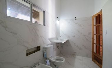 CASA  A ESTRENAR CON PILETA Y PISCINA Y QUINCHO