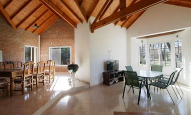 CASA  A ESTRENAR CON PILETA Y PISCINA Y QUINCHO