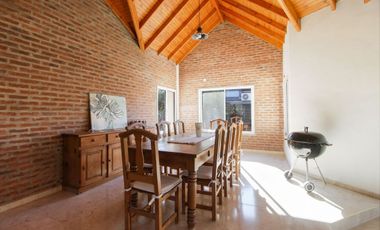CASA  A ESTRENAR CON PILETA Y PISCINA Y QUINCHO