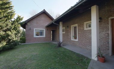 CASA  A ESTRENAR CON PILETA Y PISCINA Y QUINCHO