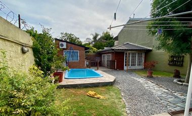 VENTA CASA 4 AMB. BERAZATEGUI C/PARQUE Y PILETA.