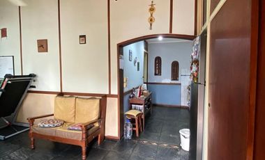 VENTA CASA 4 AMB. BERAZATEGUI C/PARQUE Y PILETA.