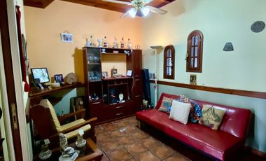 VENTA CASA 4 AMB. BERAZATEGUI C/PARQUE Y PILETA.