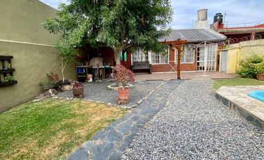 VENTA CASA 4 AMB. BERAZATEGUI C/PARQUE Y PILETA.