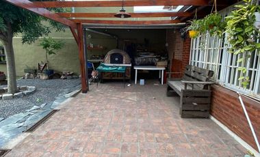 VENTA CASA 4 AMB. BERAZATEGUI C/PARQUE Y PILETA.