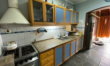 VENTA CASA 4 AMB. BERAZATEGUI C/PARQUE Y PILETA.