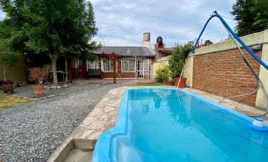 VENTA CASA 4 AMB. BERAZATEGUI C/PARQUE Y PILETA.