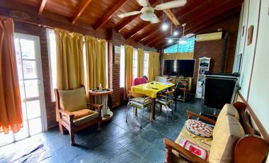 VENTA CASA 4 AMB. BERAZATEGUI C/PARQUE Y PILETA.