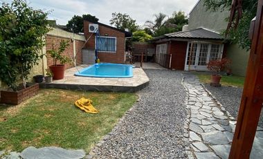 VENTA CASA 4 AMB. BERAZATEGUI C/PARQUE Y PILETA.