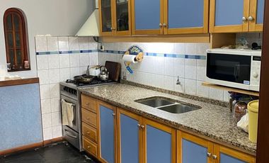 VENTA CASA 4 AMB. BERAZATEGUI C/PARQUE Y PILETA.