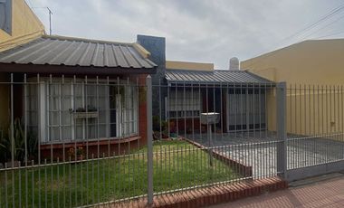 VENTA CASA 4 AMB. BERAZATEGUI C/PARQUE Y PILETA.