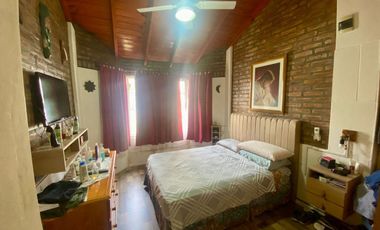 VENTA CASA 4 AMB. BERAZATEGUI C/PARQUE Y PILETA.