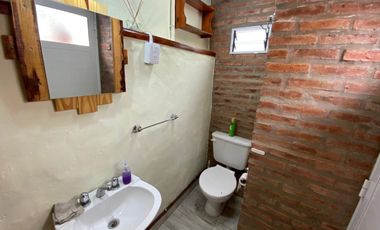 VENTA CASA 4 AMB. BERAZATEGUI C/PARQUE Y PILETA.