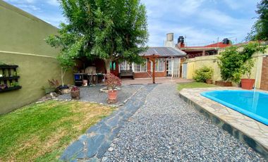 VENTA CASA 4 AMB. BERAZATEGUI C/PARQUE Y PILETA.