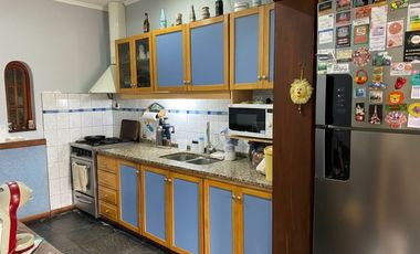 VENTA CASA 4 AMB. BERAZATEGUI C/PARQUE Y PILETA.