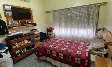 VENTA CASA 4 AMB. BERAZATEGUI C/PARQUE Y PILETA.