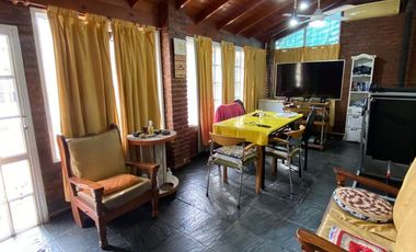 VENTA CASA 4 AMB. BERAZATEGUI C/PARQUE Y PILETA.