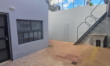 VENTA CASA DOS DORMITORIOS, PATIO ZONA SUR