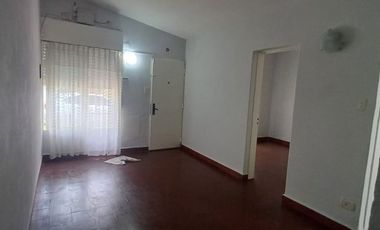 VENTA CASA DOS DORMITORIOS, PATIO ZONA SUR