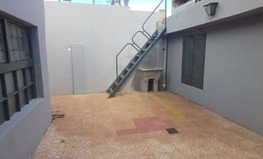 VENTA CASA DOS DORMITORIOS, PATIO ZONA SUR