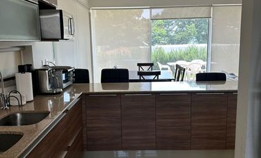 CASA FAMILIAR JUNTO AL LAGO