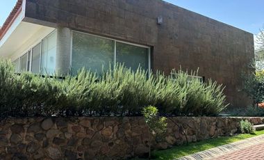 CASA FAMILIAR JUNTO AL LAGO