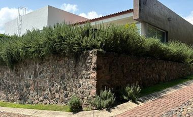 CASA FAMILIAR JUNTO AL LAGO