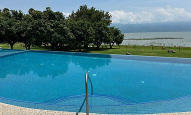 CASA FAMILIAR JUNTO AL LAGO