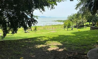 CASA FAMILIAR JUNTO AL LAGO