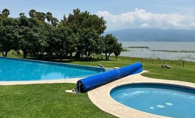 CASA FAMILIAR JUNTO AL LAGO